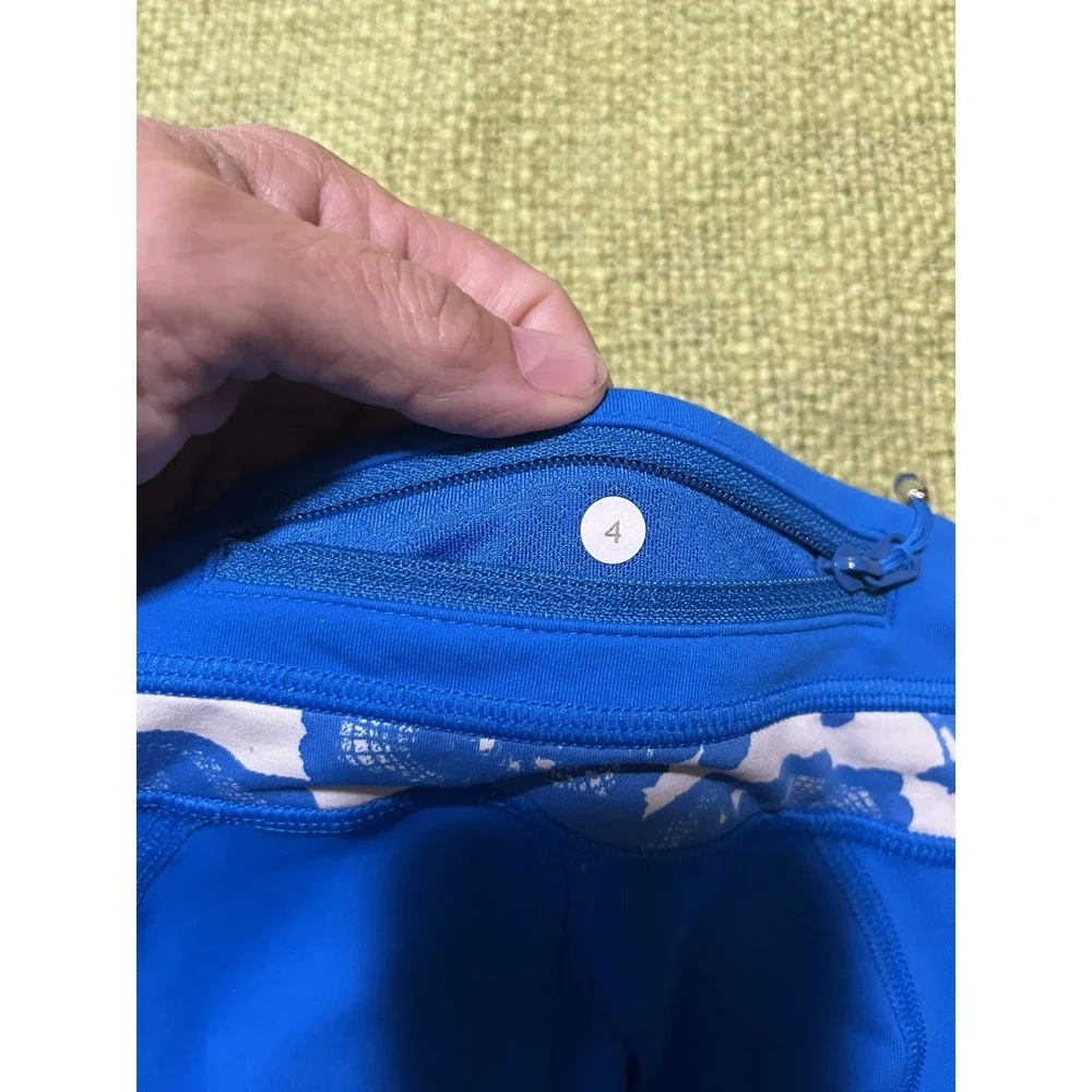 Lululemon Run Inspire Crop II Leggings Size 4‎ Beaming Blue White